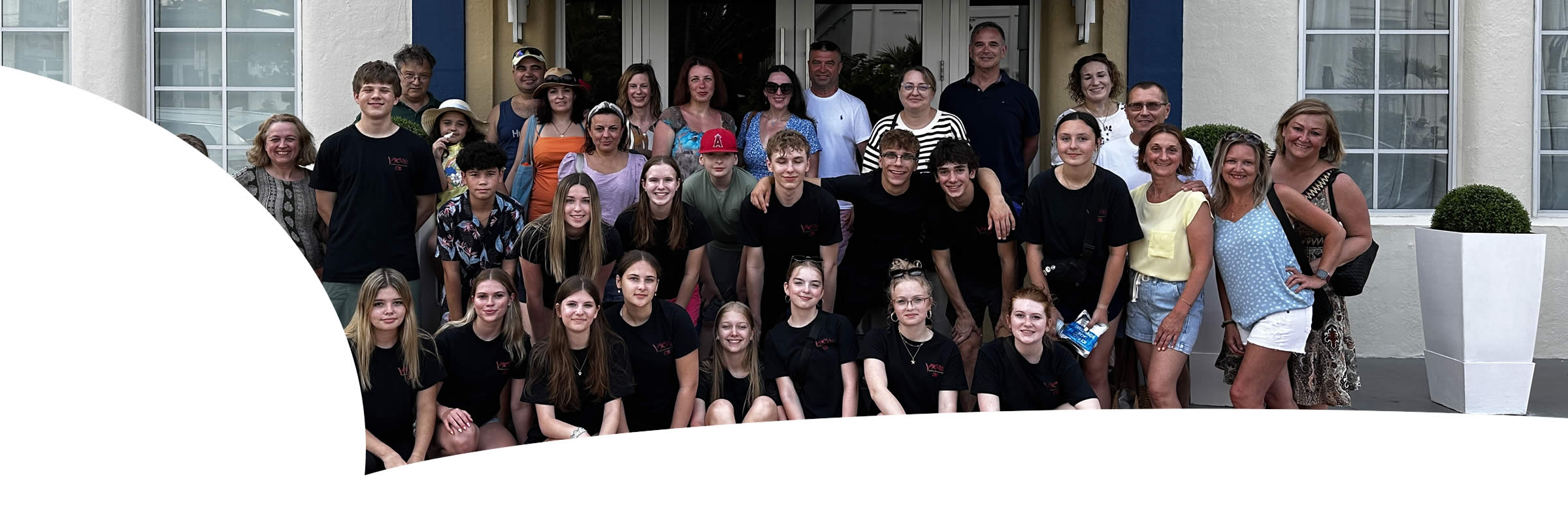 group header picture in front of a hotel