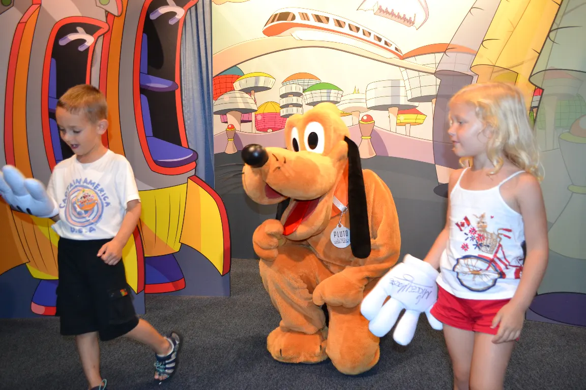 2 Kids playing with Goofy